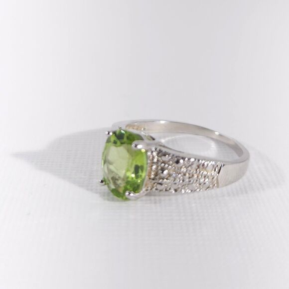 Peridot 1.9 Carats Ring Size 7 - Picture 3 of 8